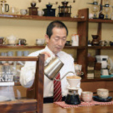 清島哲也がコーヒーを煎れる写真
